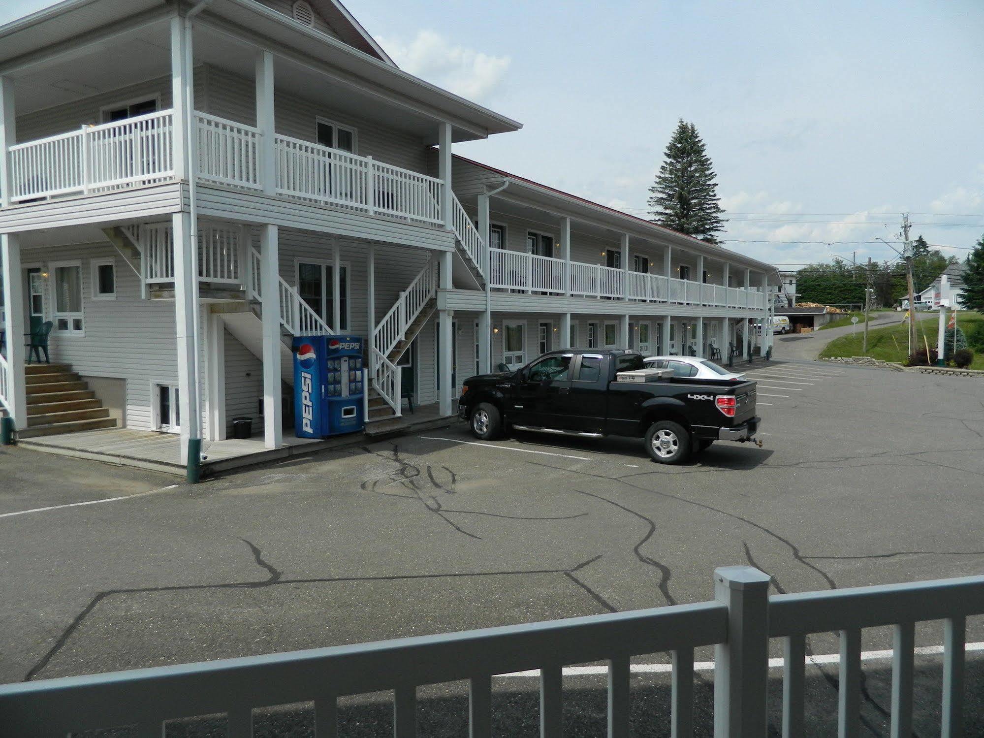 Hilltop Motel & Restaurant Grand Falls Exterior photo